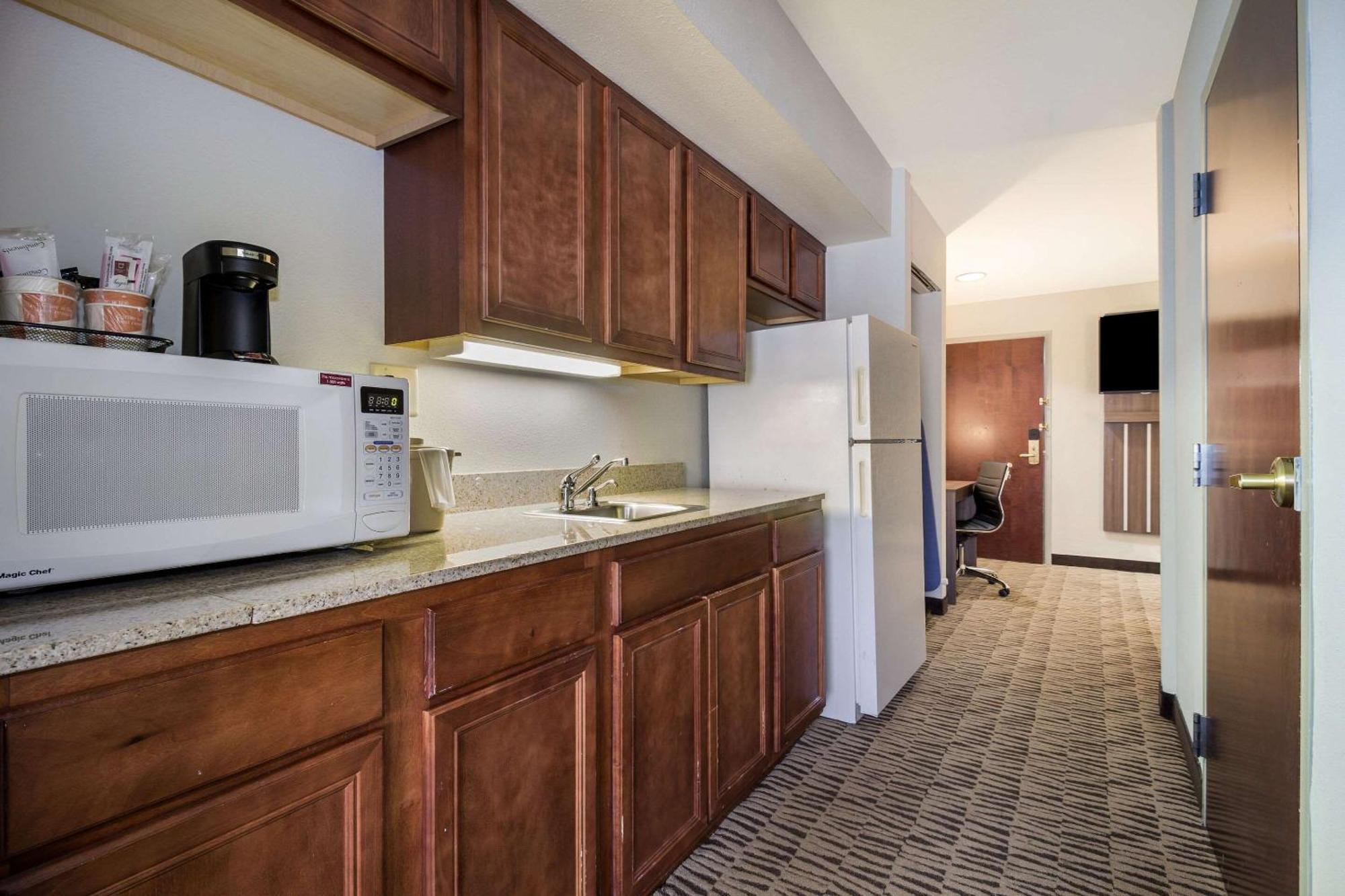 Clarion Pointe Charleston - West Ashley Hotel Exterior photo