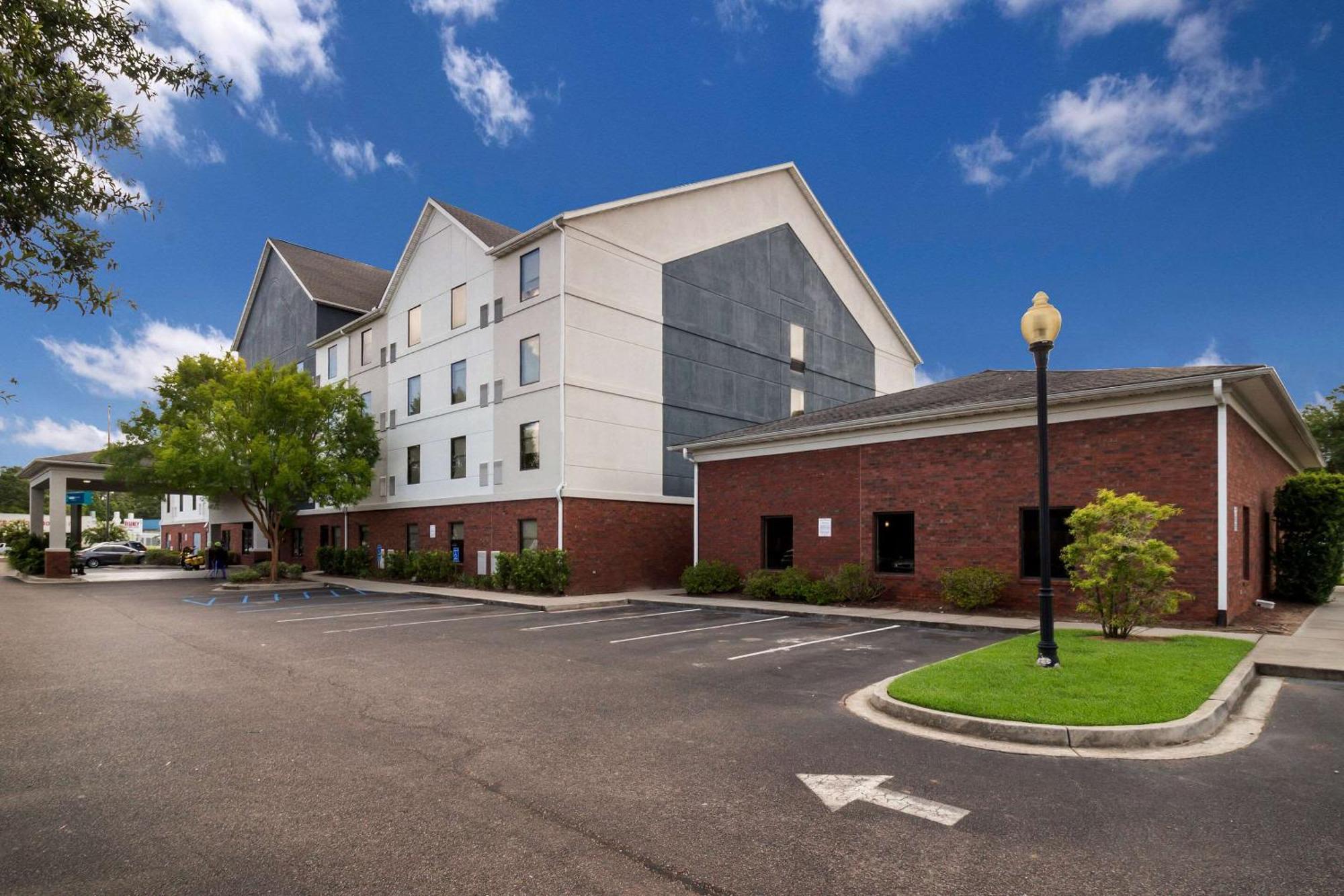 Clarion Pointe Charleston - West Ashley Hotel Exterior photo