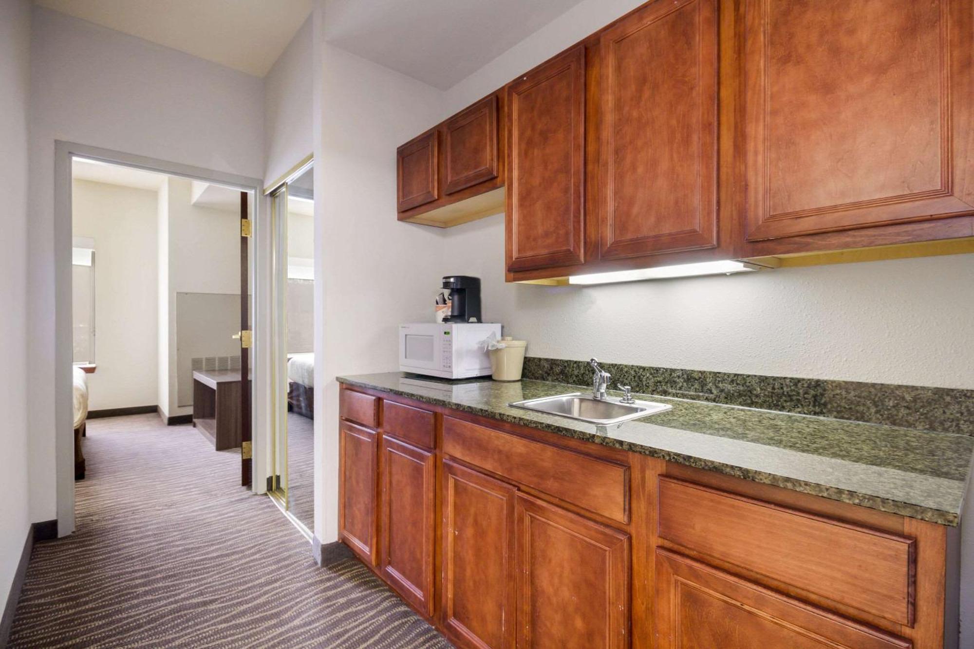 Clarion Pointe Charleston - West Ashley Hotel Exterior photo