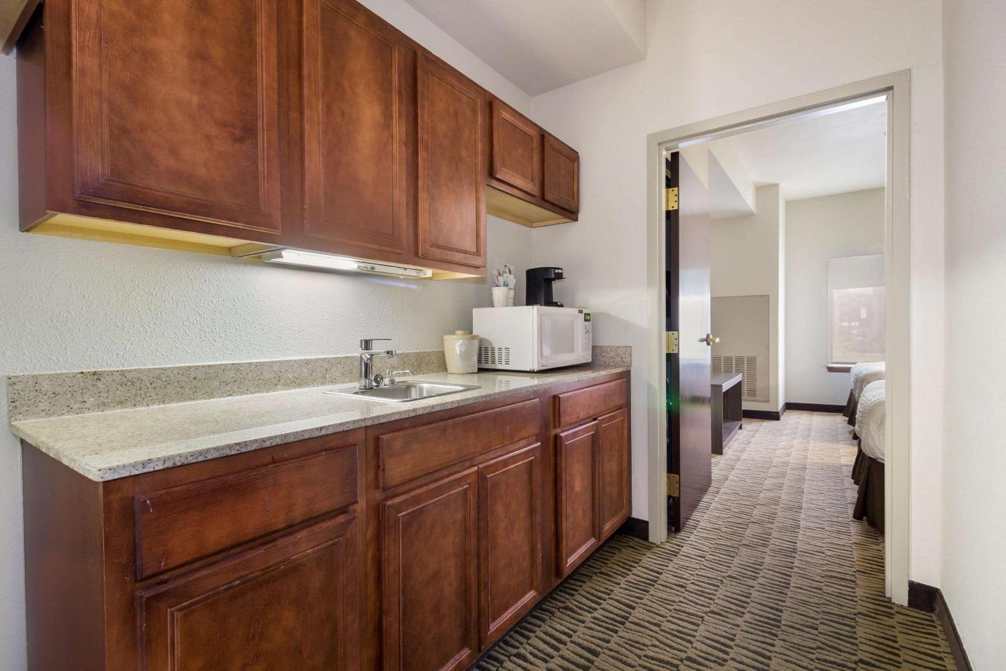 Clarion Pointe Charleston - West Ashley Hotel Exterior photo